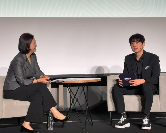 김병훈 에이피알 대표(오른쪽)가 신화숙 아마존글로벌셀링코리아 대표와 19일 열린 '아마존 뷰티 인 서울'에서 대담을 나누는 모습.