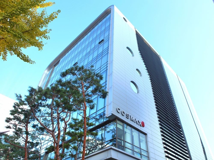코스맥스가 전세계 화장품 과학자들의 축제이자 최고 권위를 자랑하는 학술대회(IFSCC)에서 최초·최다의 성과를 올리면서 글로벌 경쟁력을 재확인했다. 사진은 코스맥스 판교 사옥 전경.