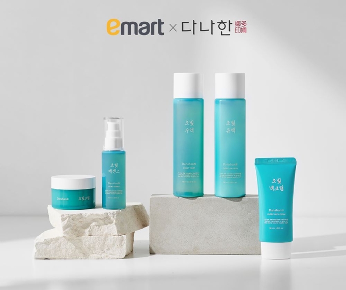 코스모코스가 이마트 전용으로 발매한 다나한 초빛 라인 스킨케어(5종). 