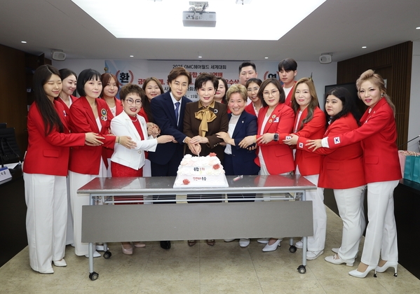 국가대표 미용선수단이 26일 서울 방배동 대한미용사회중앙회 대회의실에서 7연 연속 OMC 헤어월드 대회 1위를 기념해 케이크를 자르고 있다. 