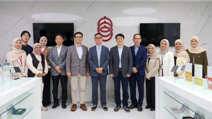 지난 22일 인도네시아 자카르타에 위치한 코스맥스인도네시아 R&I센터에서 열린 업무협약식에서 정민경 코스맥스인도네시아 법인장<사진 왼쪽에서 여섯번째>과 한국생명공학연구원 최상호 해외생물소재센터장<왼쪽에서 일곱번째>을 비롯한 관계자들이 기념 촬영을 위해 포즈를 취했다.