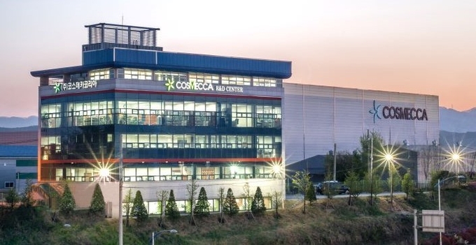 코스메카코리아가 현대바이오랜드와 공동으로 국내 자생식물 별꽃과 애기부들을 활용한 PDRN 기반 더마 화장품 원료 기술을 개발, 특허를 출원한다고 밝혔다.