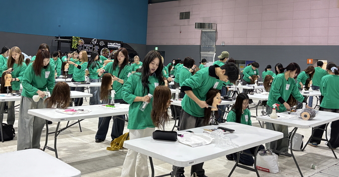 ‘제9회 서울시 미용예술경연대회’ 학생부 출전자들이 대회를 치르는 모습. 