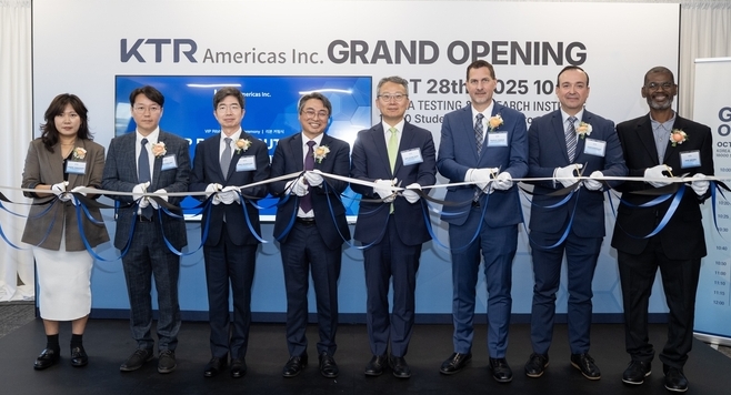 28일 미국 캘리포니아 세리토스에서 열린 KTR 미주법인 개소식. (왼쪽부터) 편정현 중진공 소장, 전철주 KTR 미주법인장, 박근형 KOTRA 무역관장, 김현철 KTR 원장, 김영완 LA 총영사, 데이비드 톰포스(David A. Tompos) ICC-ES 부사장, 쥬안 곤잘레스(Juan Gonzalez) Nemko 부사장, 커트 브라운(Kurt Brown) QAI Laboratories 소장.