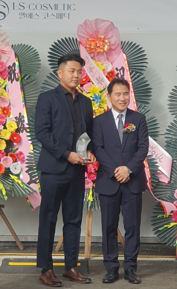 “에코캠퍼스 준공은 회사의 지속가능한 성장 출발점이자 임직원 모두가 함께 만들어갈 새로운 미래의 상징”이라고 강조한 이영호 (주)엘에스코스메틱 대표<사진 오른쪽>가 이승규 (주)현승종합건설 대표에게 감사패를 전달하고 기념촬영을 위해 카메라를 향했다.