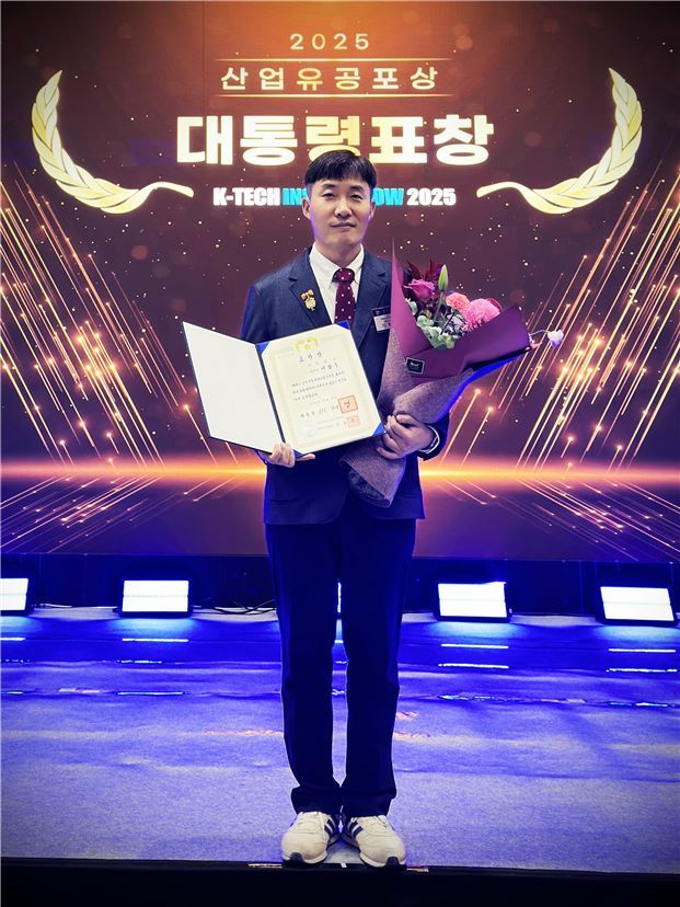 (주)라피끄가 산업통상자원부가 주관하는 ‘2025 K-테크 인사이드 쇼’(이전 소부장뿌리기술대전)에서 소재·부품·장비(소부장) 산업 발전에 기여한 공로로 대통령 표창을 수상했다. 사진은 이범주 (주)라피끄 대표가 수상 후 기념촬영한 모습. 