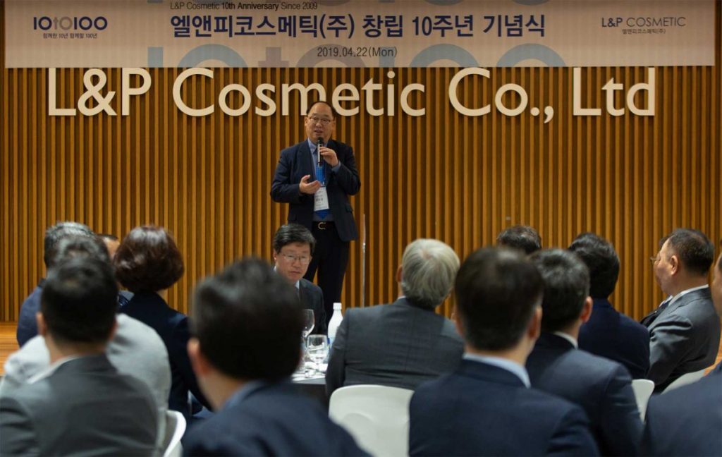 창립 10주년을 맞이한 엘앤피코스메틱 권오섭 회장이 기념식에 참석한 인사들 앞에서 기념사를 하고 있다.