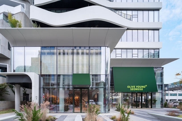 오픈 1주년 ‘올리브영N 성수’ 가봤더니…“K-뷰티 글로벌 성지, 바로 여기”