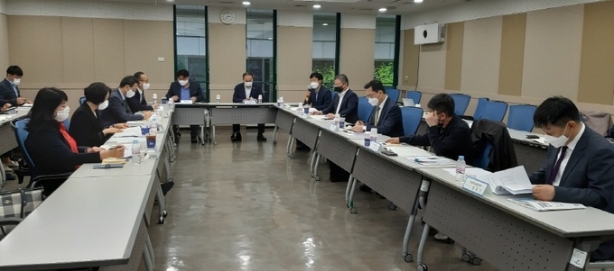 화장품 제조원 자율 표시로의 법 개정을 두고 품질과 안전에 대한 책임자는 ‘책임판매업자’라는 주장과 소비자 알권리에 기반한 ‘제조원 의무표시’는 소비자 관점에서 반드시 유지해야 한다는 주장이 수년째 평행선을 달리고 있다. 사진은 지난 4월에 열린 토론회 장면.