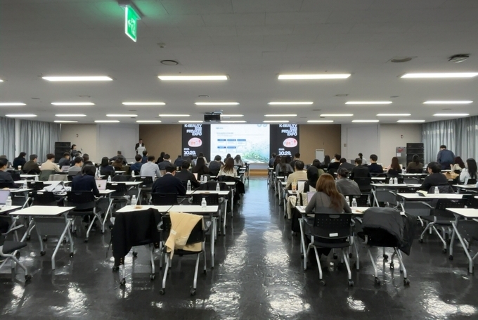 슬록이 29일 서울창업허브 공덕에서 ‘K-뷰티 B2B 프라이빗 엑스포’를 개최했다. 이번 행사에는 뷰티업계 종사자 250여명이 참석해 글로벌 뷰티업계 트렌드로 떠오른 클린뷰티 정보를 공유했다.&nbsp;