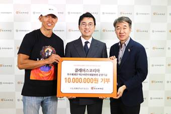 ▲ 토털 뷰티기업 클레어스 코리아가 넥슨어린이재활병원에 장애아동을 위한 기부금 1천만원과 1천500만원 상당의 기부물품을 전달했다. 사진 왼쪽부터 가수 션, 클레어스코리아 이현구 대표, 푸르메재단 백경학 상임이사. ▲ 토털 뷰티기업 클레어스 코리아가 넥슨어린이재활병원에 장애아동을 위한 기부금 1천만원과 1천500만원 상당의 기부물품을 전달했다. 사진 왼쪽부터 가수 션, 클레어스코리아 이현구 대표, 푸르메재단 백경학 상임이사