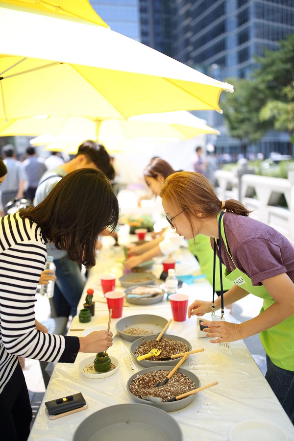 ‘A MORE Beautiful Day’를 통해 화장품 공병을 활용한 나눔 활동을 진행 중인 아모레퍼시픽그룹 임직원과 시민들