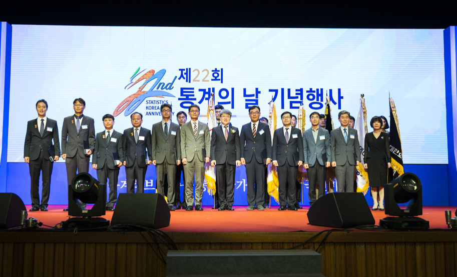 이베이코리아가 ‘제 22회 통계의 날’ 기념식에서 대통령표창을 수상했다. 유경준 통계청장(왼쪽에서 7번째)과 이베이코리아 이오은 상무(왼쪽에서 9번째) 등이 기념촬영 하고 있다. 이베이코리아가 ‘제 22회 통계의 날’ 기념식에서 대통령표창을 수상했다. 온라인쇼핑 동향 관련 정확한 통계 작성에 기여한 점 등을 인정 받았다. 사진은 유경준 통계청장(왼쪽에서 7번째)과 이베이코리아 이오은 상무(왼쪽에서 9번째) 등이 기념촬영을 하고 있는 모습.