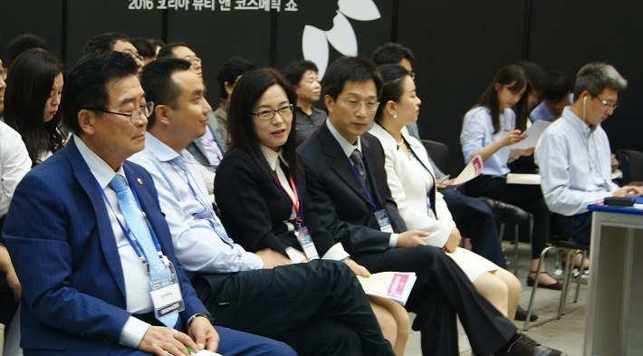 팔선녀 플랫폼 세미나에 참석한 주요 인사들이 세미나를 경청하고 있다.