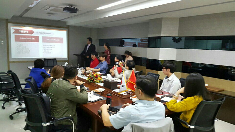 7일 건국대학교 새천년회관에서 뷰티업계 관계자들이 중국 위생허가에 대한 질의를 하고 있다.