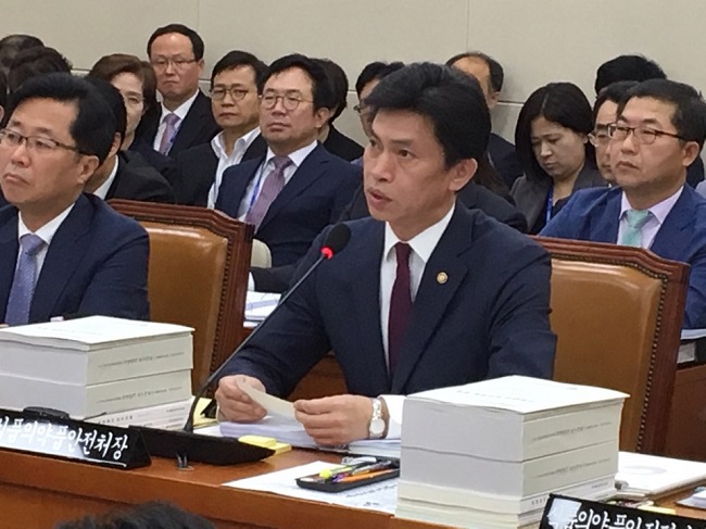 지난 7일 국회 본관 601호에서 열린 국회 보건복지위원회의 식품의약품안전처 국정감사에서 손문기 처장이 의원들의 질의에 답하고 있다.