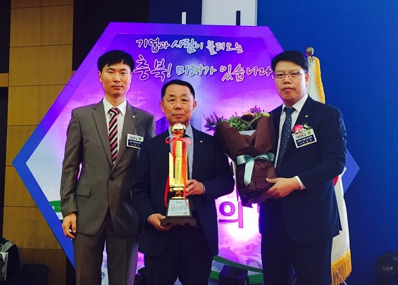 코스메카 코리아가 지난 25일 열린 ‘제10회 충청북도 기업인의 날’ 행사에서 종합부문 대상인 ‘충북중소기업대상’을 수상했다. (가운데 지재성 코스메카 코리아 사장)