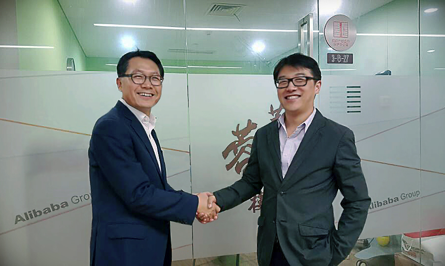코스맥스가 중국 최대의 온라인 쇼핑몰 티몰 국내관에 입점했다. 사진 왼쪽이 코스맥스차이나 최경 총경리.