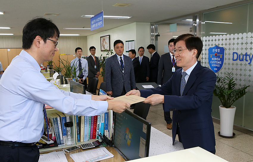 이동호 현대백화점면세점 대표(사진 오른쪽)는 4일 오전 9시경 서울 강남구 논현동에 위치한 관세청 서울본부세관을 직접 방문해 '서울지역 시내면세점 특허신청서'를 제출했다.