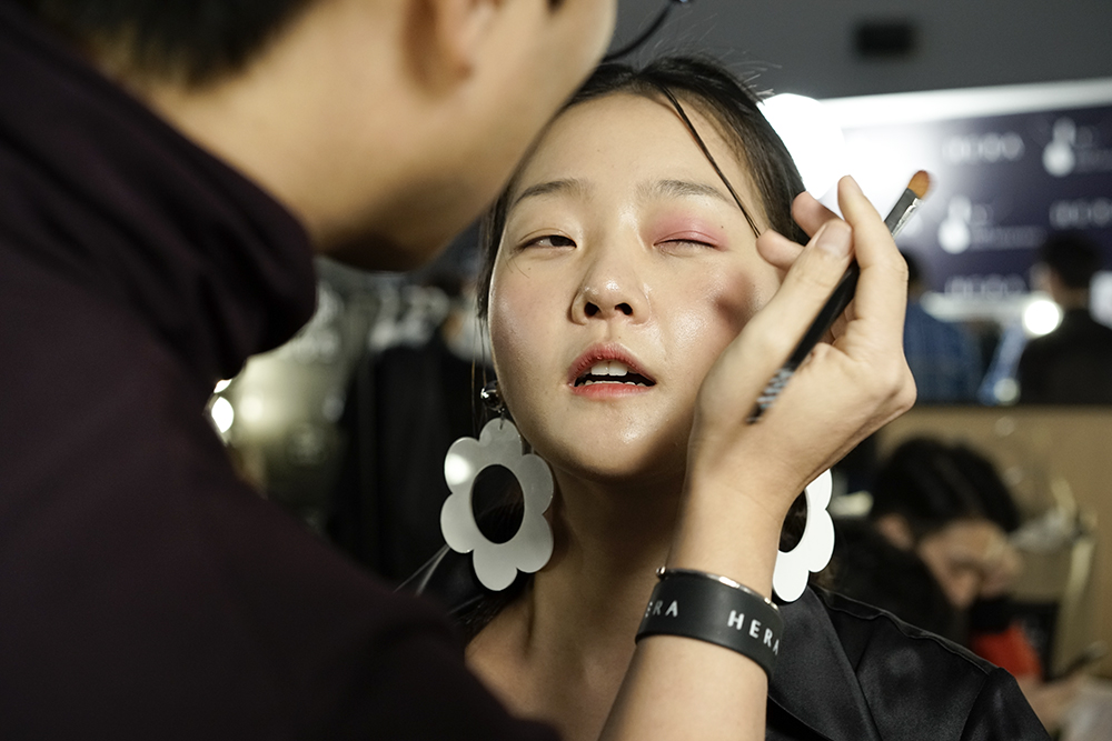‘2017 S/S 헤라 서울패션위크'에서 메이크업을 받고 있는 모델. _DSC0122