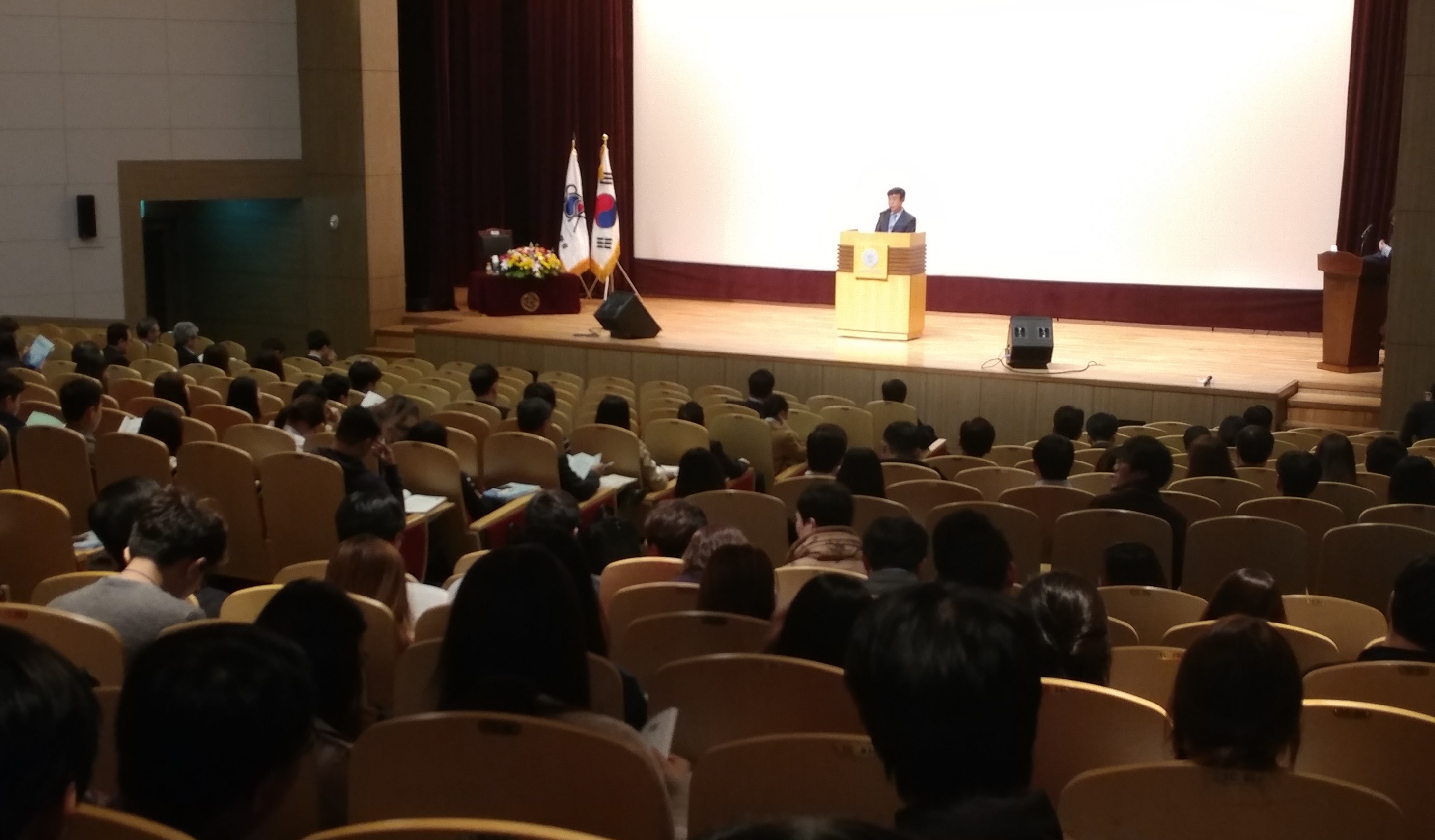 지난 18일 서울과학기술대학교 100주년 기념관에서 300여명의 관계자가 참석한 가운데 2016년 대한화장품학회 추계 학술발표대회가 열렸다. “감성화장품(Neuro Cosmetics)이 미래다”