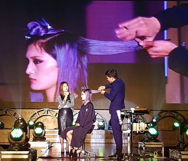 미용용품 전문업체 넘버쓰리코리아가 지난 1일 대전 유성컨벤션웨딩홀에서 열린 한국영상대학교 평생교육원 헤어커트과정(7기)의 졸업작품전 협찬을 진행했다. 넘버3