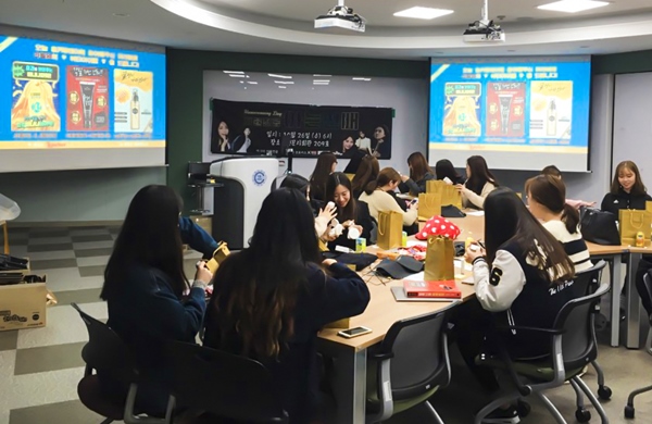 라벨영이 서울여자대학교 홈커밍데이 행사에서 '뷰티 랜덤 박스 뽑기'를 통해 저희 제품을 나눴다. ㅇ
