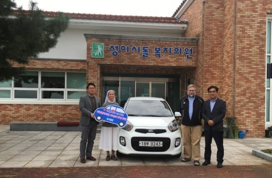 대봉엘에스가 '聖 이시돌 복지의원'에 환자 후송용 차량을 지원하며 기념 촬영하고 있다 <사진제공:대봉엘에스> 대봉엘에스가 '聖 이시돌 복지의원'에 환자 후송용 차량을 지원하며 기념 촬영하고 있다