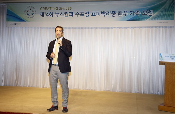 뉴스킨 코리아 마이크 켈러 대표이사 사진 4. 가 환영사하는 모습