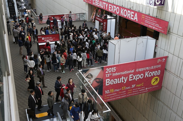 6개국 200여개 화장품·뷰티 기업들이 400개의 부스를 구성한 ‘뷰티 엑스포 코리아’가 오는 25일부터 27일까지 사흘 동안 코엑스(서울 삼성동 소재)에서 열린다. 사진은 지난 해 뷰티 엑스포 코리아 전경.