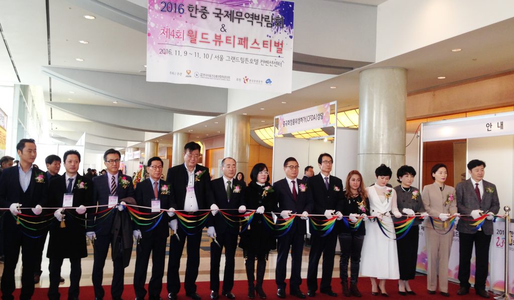 9일 10시 서울 홍은동 그랜드힐튼호텔에서 '월드뷰티페스티벌' 쟈니리 조직위원장(오른쪽 7번째)과 관계자들이 커팅식을 가졌다. 9일 10시 서울 홍은동 그랜드힐튼호텔에서 쟈니리 조직위원장(오른쪽)과 관계자들이 커팅식을 하고 있다.