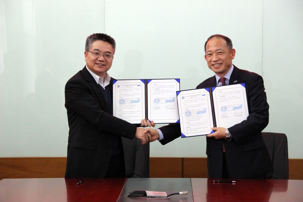 북경콜마는 북경공상대학교와 화장품 관련 산학협력 공동연구와 위탁 연구에 참여한다는 내용의 양해각서(MOU)를 체결했다. 사진 오른쪽이 최현규 북경콜마 사장.