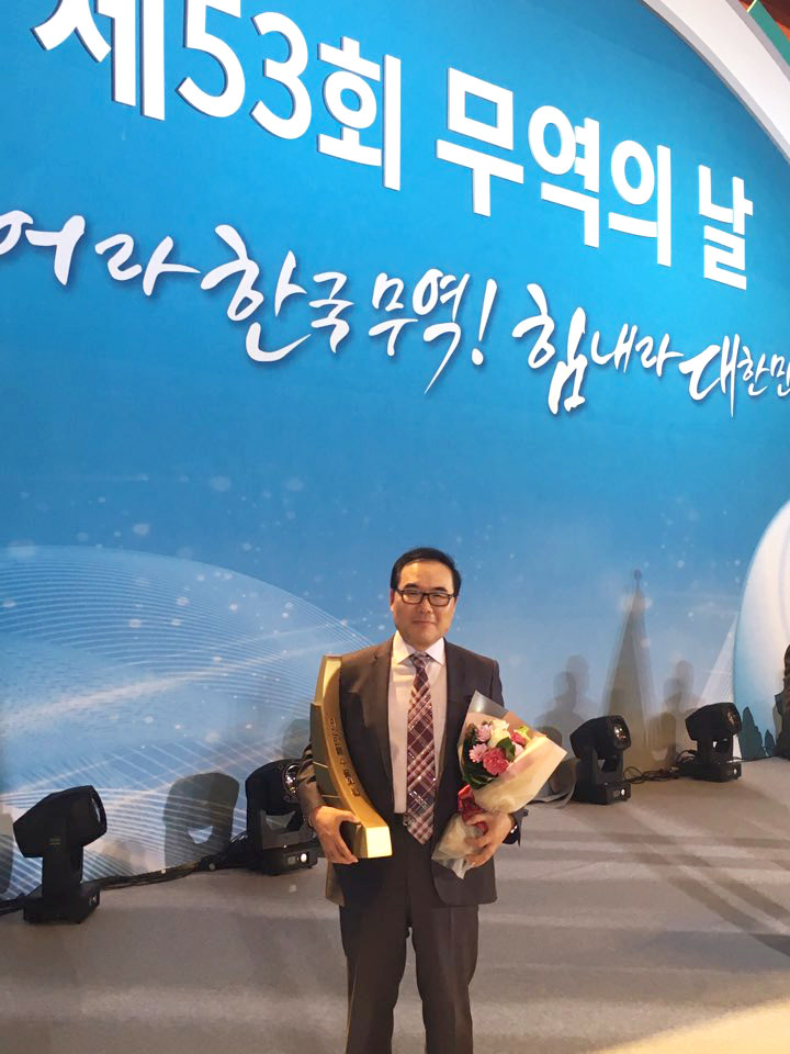 엘앤피코스메틱 차대익 해외사업부 대표가 5일 서울 코엑스 '제53회 무역의 날' 행사에서 '2천만불 수출의 탑'을 수상하고 기념촬영하고 있다. 엘앤피코스메틱 차대익 해외사업부 대표가