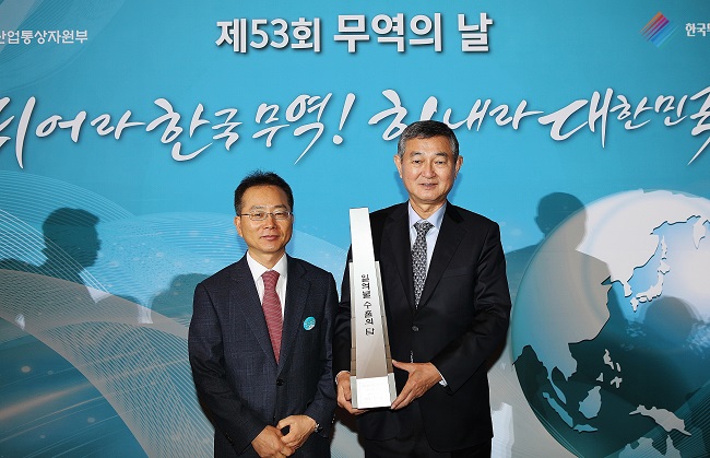 창립 초기부터 수출 우선 정책을 꾸준히 펼쳐 온 코스맥스가 지난 해 5천만 달러 수출에 이어 올해 1억 달러 수출 기록을 세우면서 수상의 영광을 안았다.