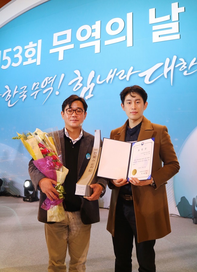 온라인용-비앤에이치코스메틱권기현 대표(좌)
