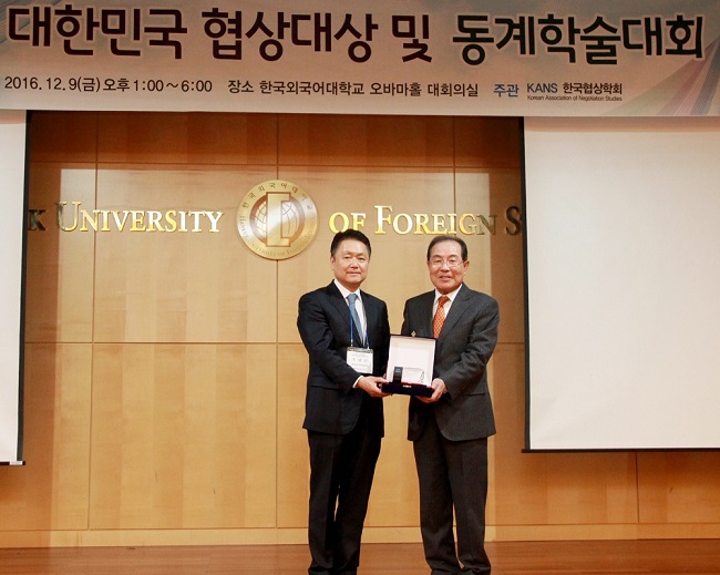 한국콜마 윤동한 회장이 지난 9일 한국협상학회가 주최한 2016 대한민국 협상대상을 수상했다. 사진 오른쪽이 윤동한 회장.