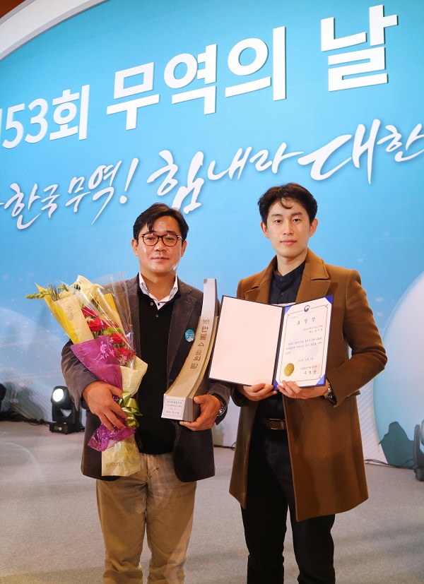 (주)비앤에이치코스메틱 권기현 대표(왼쪽) 12313124