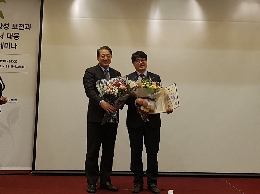 (오른쪽) 아모레퍼시픽 이존환 상무