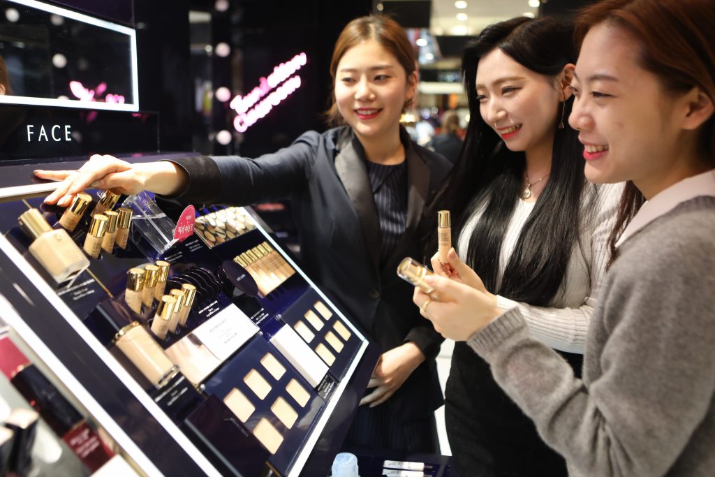 롯데백화점 본점 화장품 매장을 방문한 고객들이 쇼핑하고 있다.