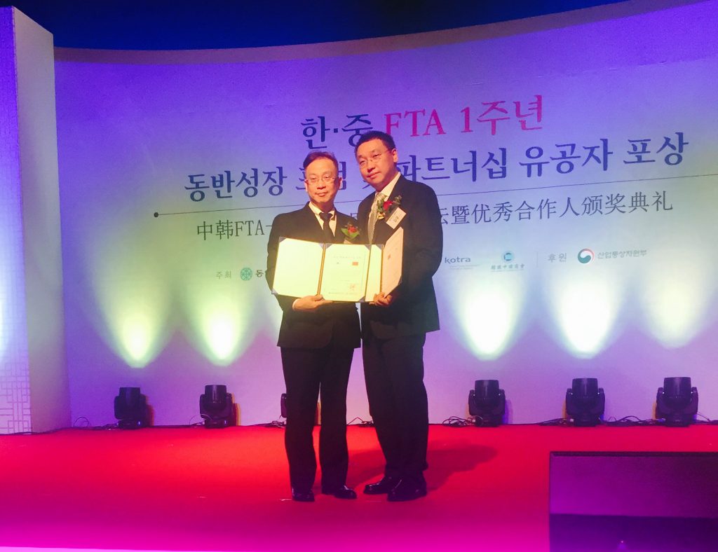 Y&F 코스메틱스 GM(좌)과 김유 엘앤피코스메틱 마케팅 상무(우)