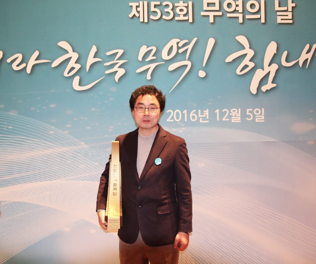 지난 5일 코엑스에서 개최된 '제53회 무역의날' 행사에서 '1천만불탑'을 수상한 ㈜에스디생명공학 대표 박설웅 천만불탑 수상한 ㈜에스디생명공학 대표 박설웅