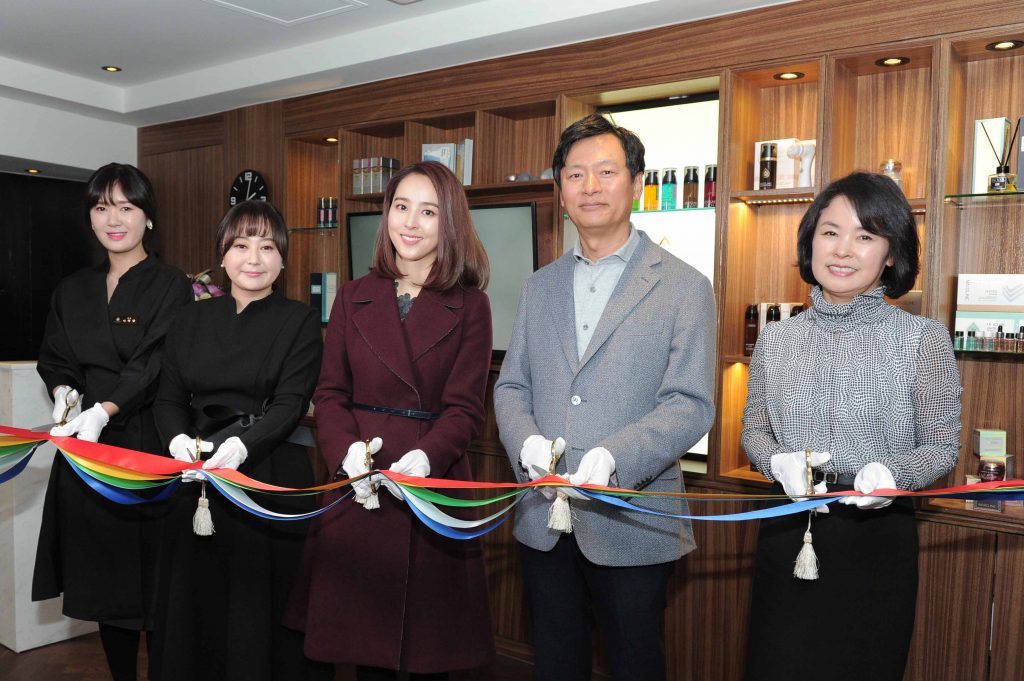 지난 7일 열린 맥스클리닉 스파 바이 미르테 오픈 행사에 참여한 내빈들이 기념테이프 커팅을 하고 있다. 사진 좌로부터 이미영 원장·박혜정 대표 원장·맥스클리닉 모델 배우 한혜진· 황광석 엔앤비랩 대표·최은경 부사장. 지난 7일 열린 맥스클리닉 스파 바이 미르테 오픈 행사에 참여한 내빈들이 기념테이프 커팅을 하고 있다. 사진 좌로부터 이미영 원장·박혜정 대표 원장·맥스클리닉 모델 배우 한혜진· 황광석 엔앤비랩 대표·최은경 부사장.