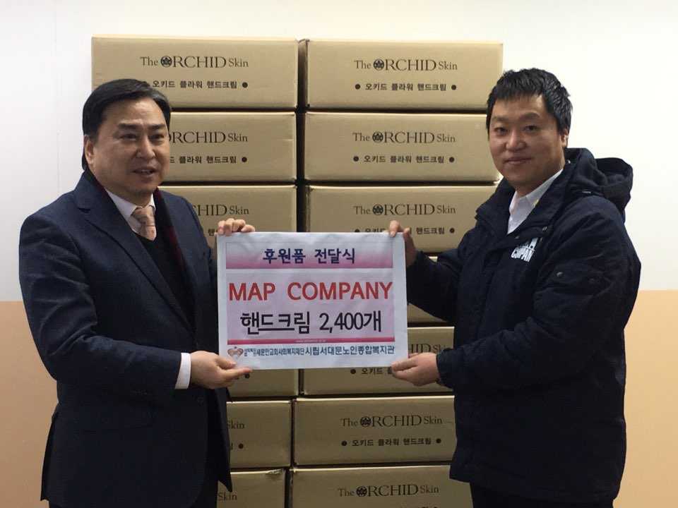 (왼쪽)서대문노인종합복지관 탁우상 관장과 MAP컴퍼니 홍성철 과장