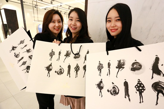새롭게 변경된 갤러리아백화점 쇼핑백. 00