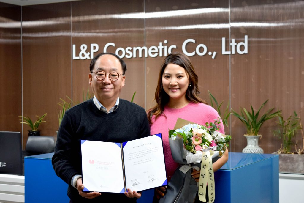 엘앤피코스메틱 권오섭 대표(좌)와 유소연 선수(우)