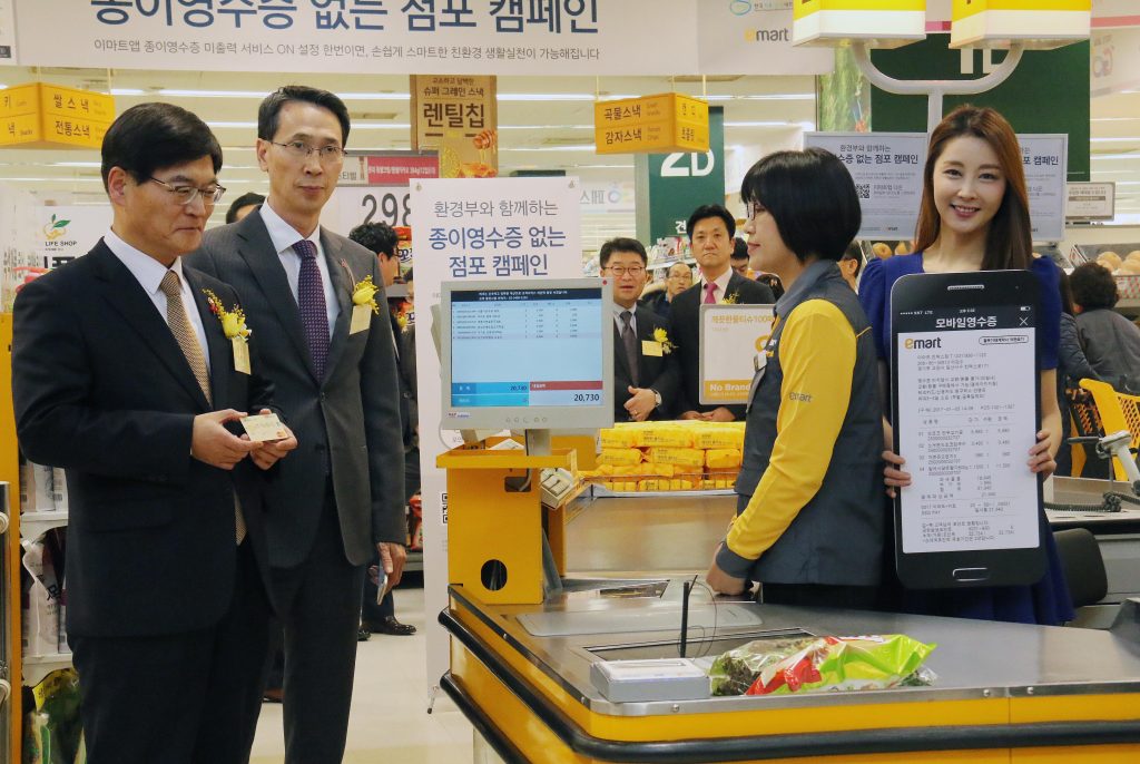 19일 오전 서울 성동구 이마트 성수점에서 '종이영수증 없는 점포 캠페인'이 펼쳐진 가운데 조경규 환경부 장관(좌측)과 이갑수 이마트 대표이사(좌측에서 두번째)가 모바일영수증을 시연해 보고 있다. 19일 오전 서울 성동구 이마트 성수점에서 '종이영수증 없는 점포 캠페인'이 펼쳐진 가운데 조경규 환경부 장관(좌측)과 이갑수 이마트 대표이사(좌측에서 두번째)가 모바일영수증을 시연해 보고 있다.