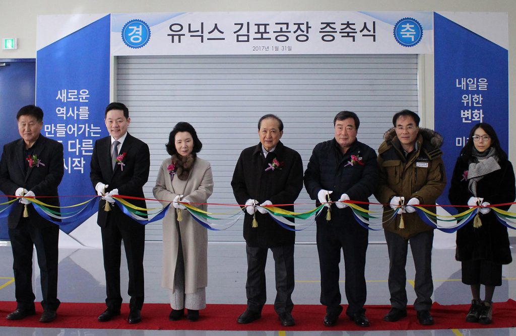 지난 31일 김포에 위치한 유닉스전자 본사 증축기념식에서 유닉스전자 이충구 회장(왼쪽 네번째)과 이한조 사장(왼쪽 두번째)이 참석해 기념 컷팅식을 하고 있다.