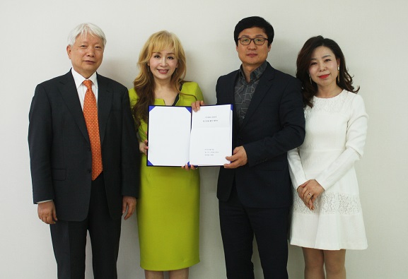 쥬리아화장품이 뮤지컬 원조 디바 박해미 씨를 전속모델로 캐스팅했다. 계약 체결 후 기념촬영에 임한 이종윤 회장, 박해미 씨, 이재호 사장. 