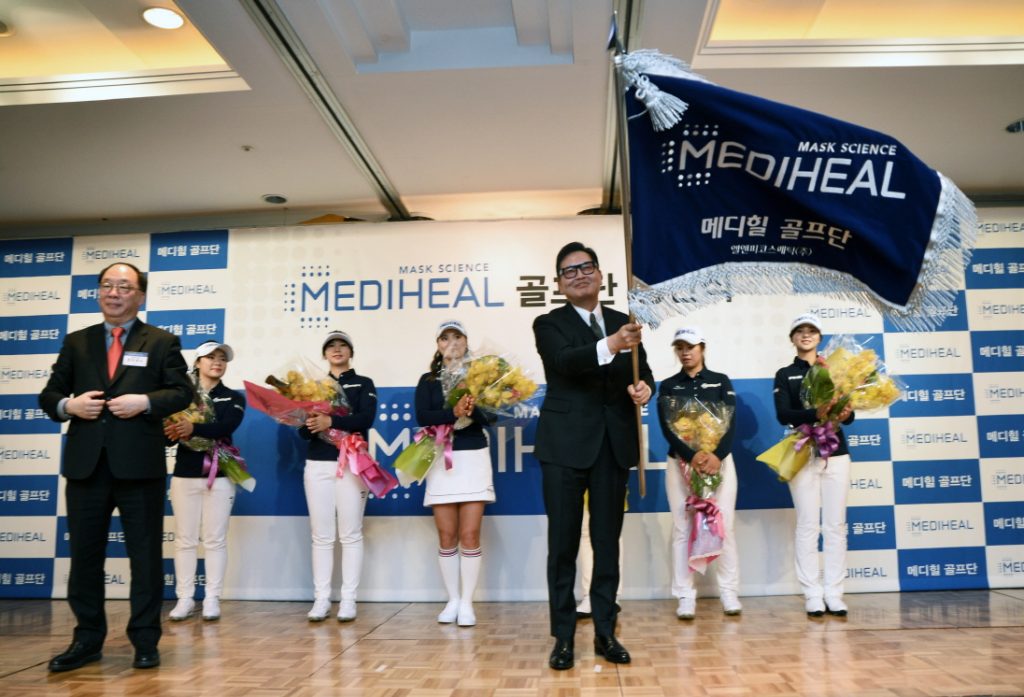 지난 9일 진행된 ‘메디힐 골프단’ 창단식에서 권오섭 대표(좌측앞)와 최항석 사장(우측 앞)을 비롯한 6명의 선수들이 기념촬영하고 있다. 지난 9일 진행된 ‘메디힐 골프단’ 창단식. 이날 유소연 선수 등 6명의 소속 선수가 참석했고 시유팅 선수는 JLPGA 경기 일정으로 참석하지 못했다.