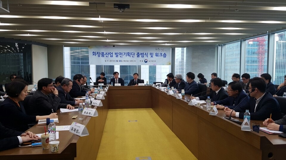 화장품산업의 미래비전을 제시하고 산업 경쟁력 강화를 위해 체계적인 지원방안을 마련한다는 취지 아래 산·학·연 전문가 40여명이 참여하는 ‘화장품산업 발전기획단’이 출범식과 함께 제 1차 워크숍을 가졌다.